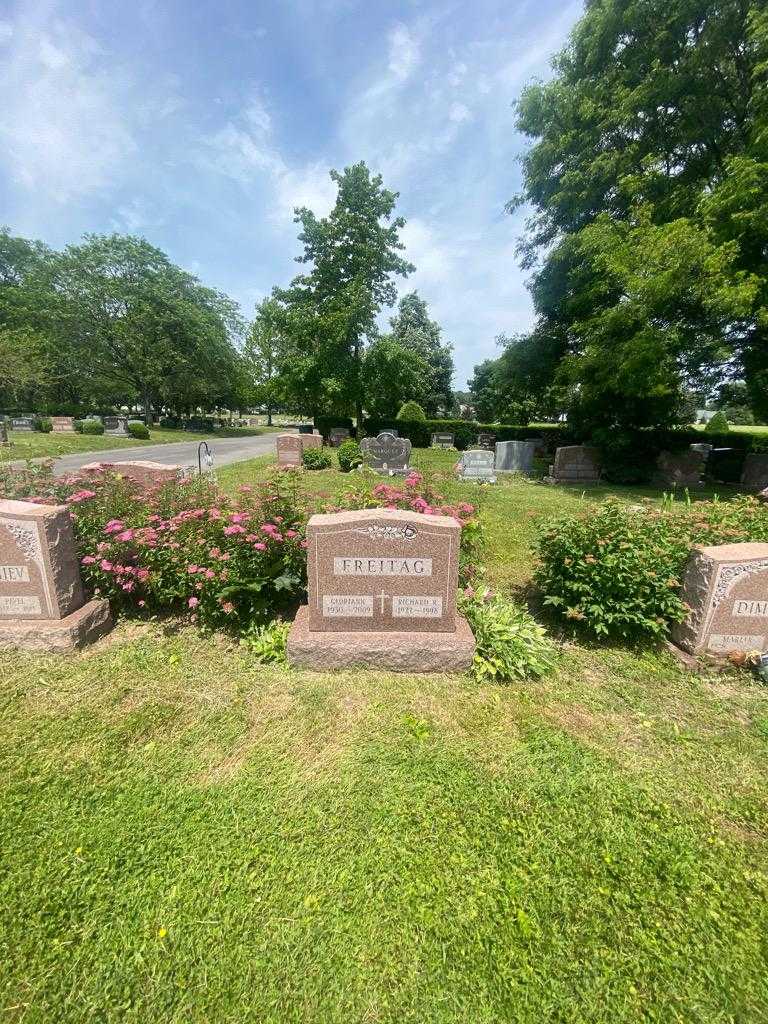 Gloriann Freitag's grave. Photo 1