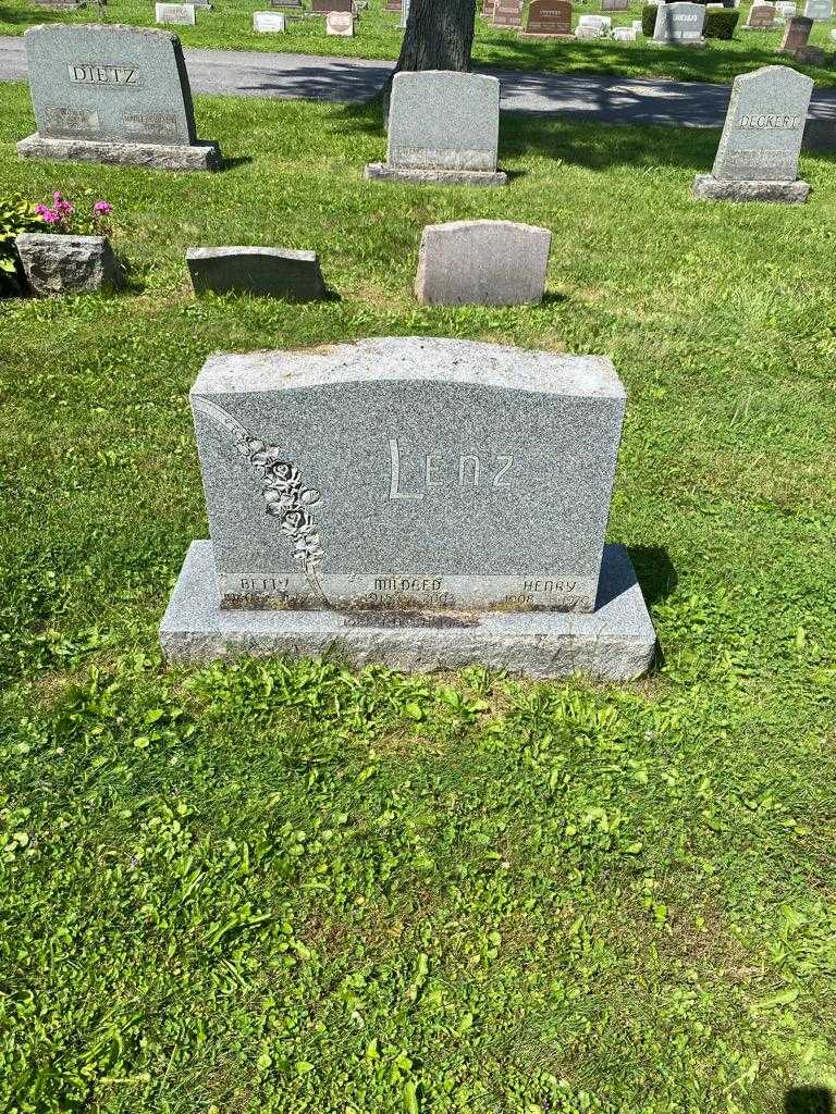 Roy H. Lenz's grave. Photo 2