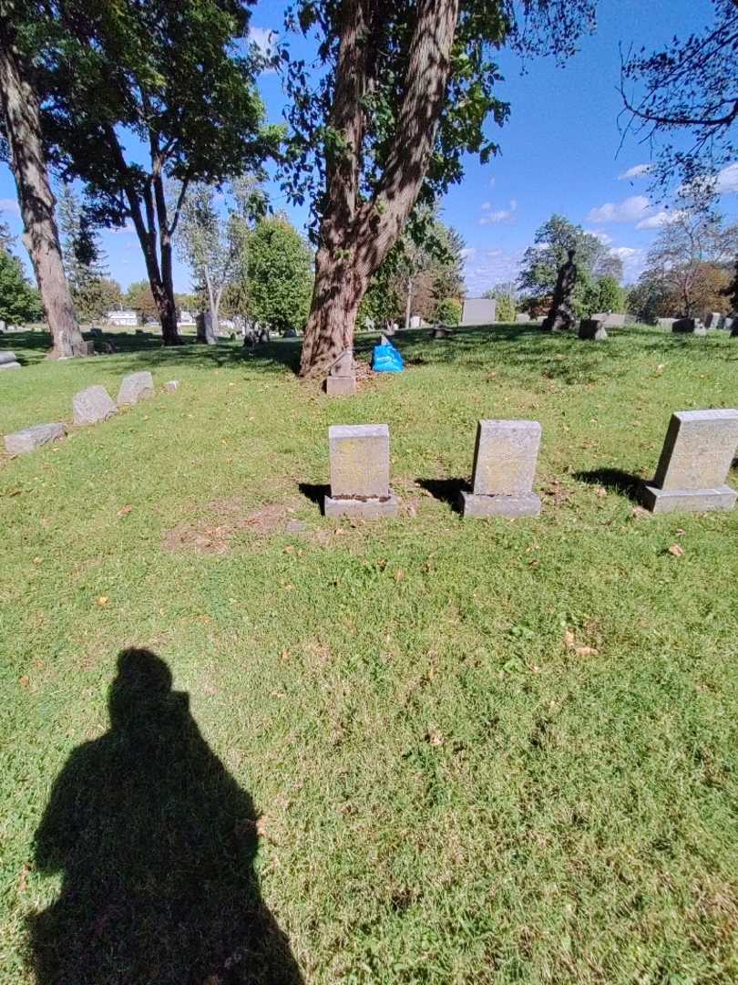 Mary E. Beuscher's grave. Photo 1