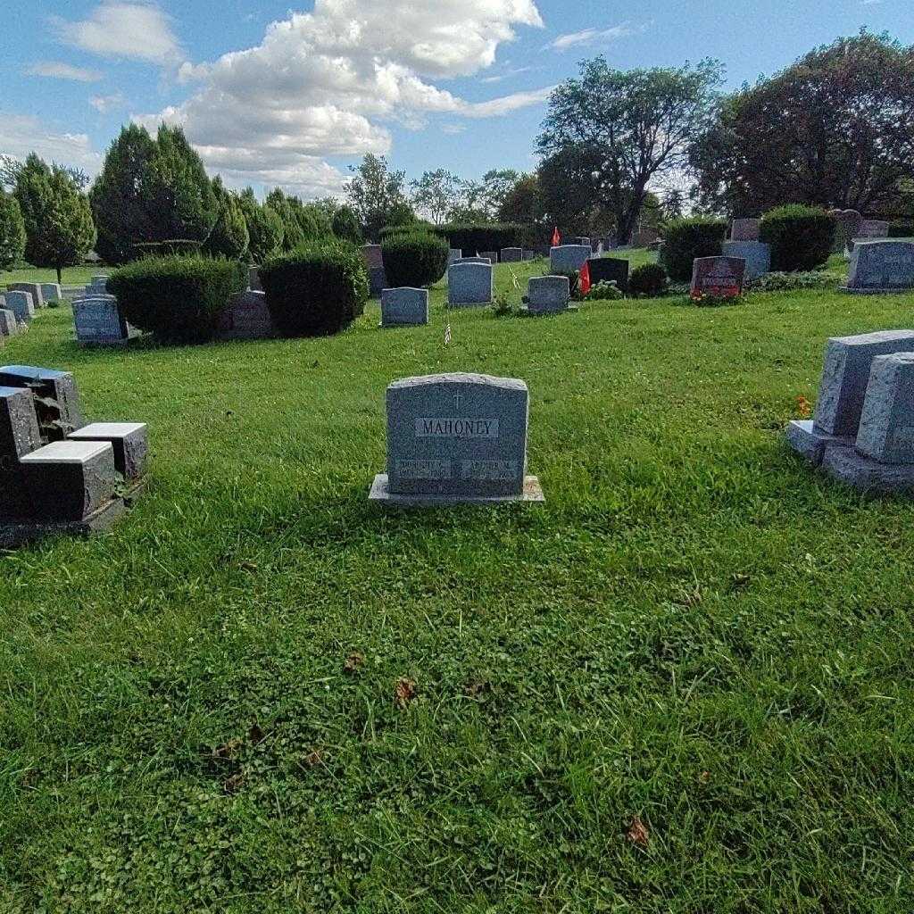 Dorothy Mahoney's grave. Photo 1