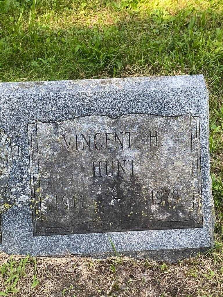 Vincent H. Hunt's grave. Photo 3