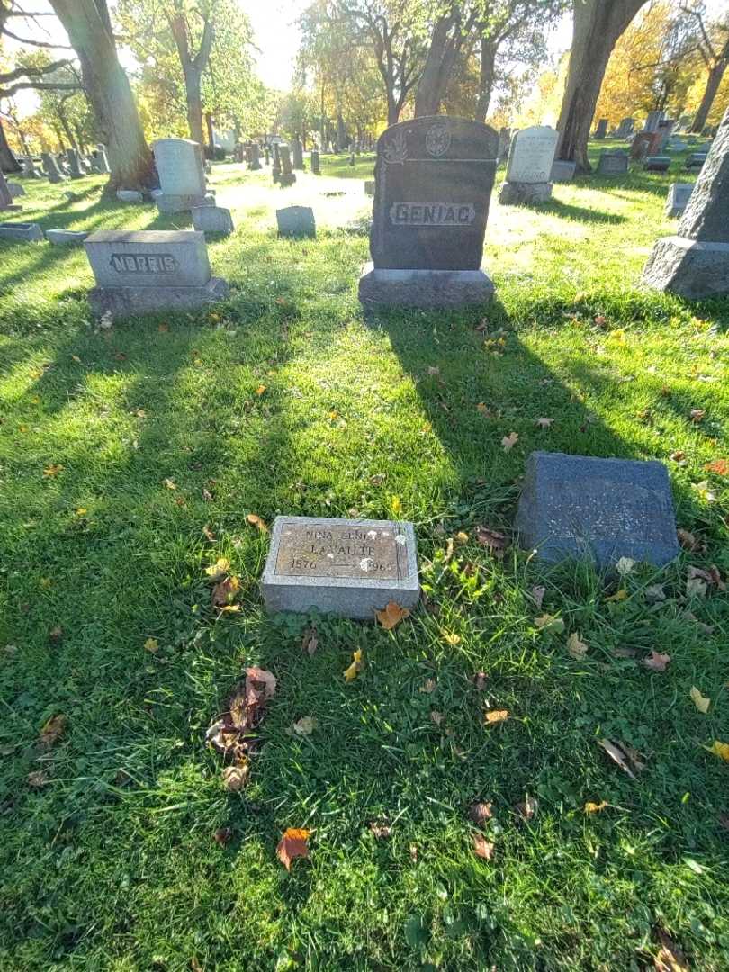 Nina Geniac La Vaute's grave. Photo 1