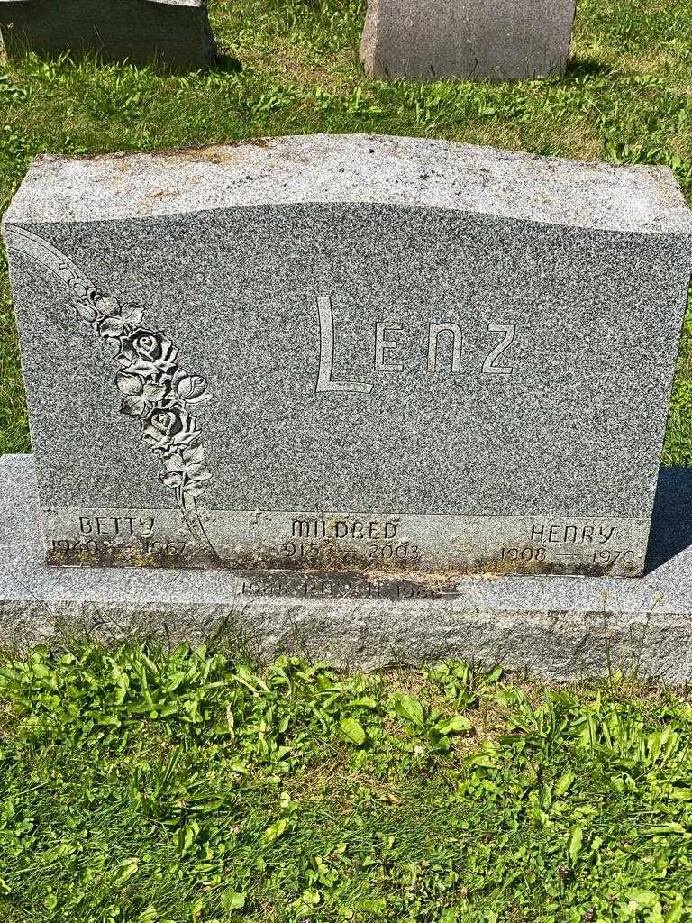 Betty Lenz's grave. Photo 3