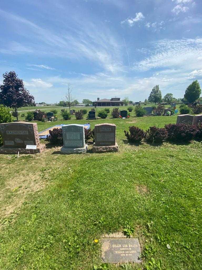 Laura Lee Palya's grave. Photo 1