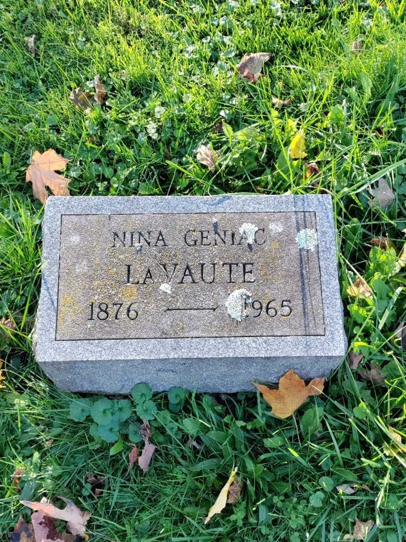 Nina Geniac La Vaute's grave. Photo 3