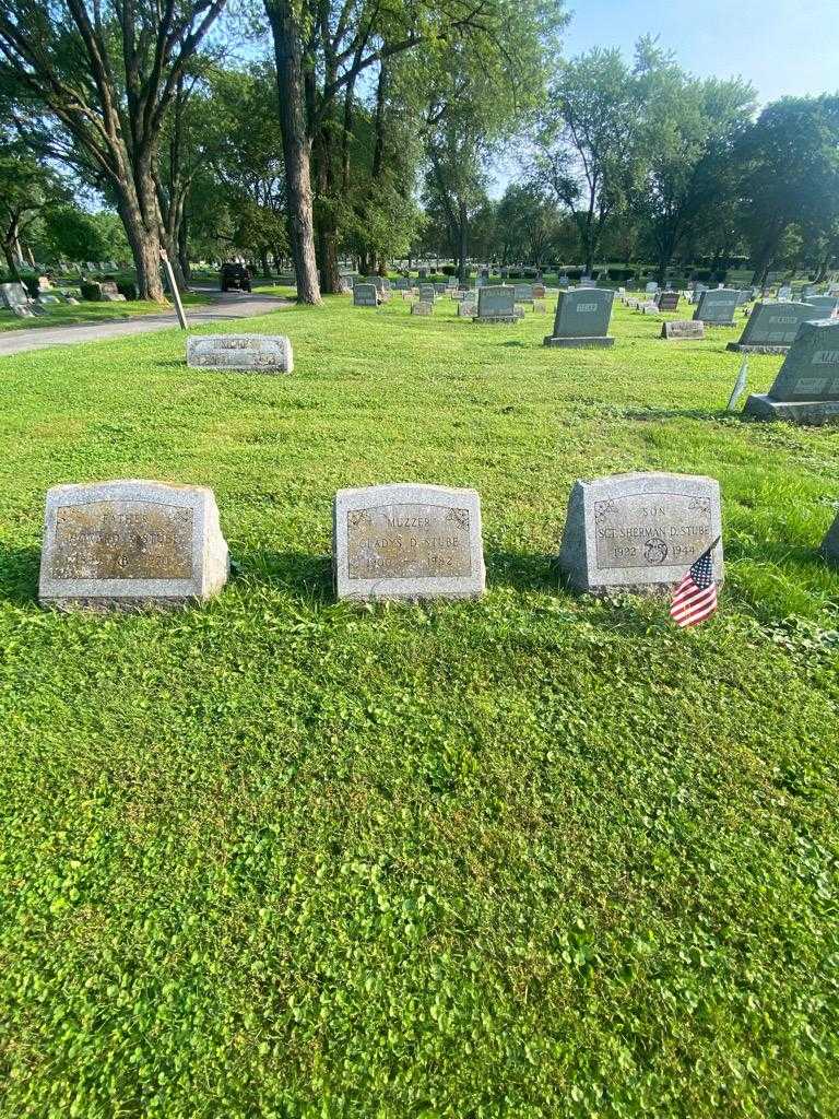 Gladys D. Stube's grave. Photo 1