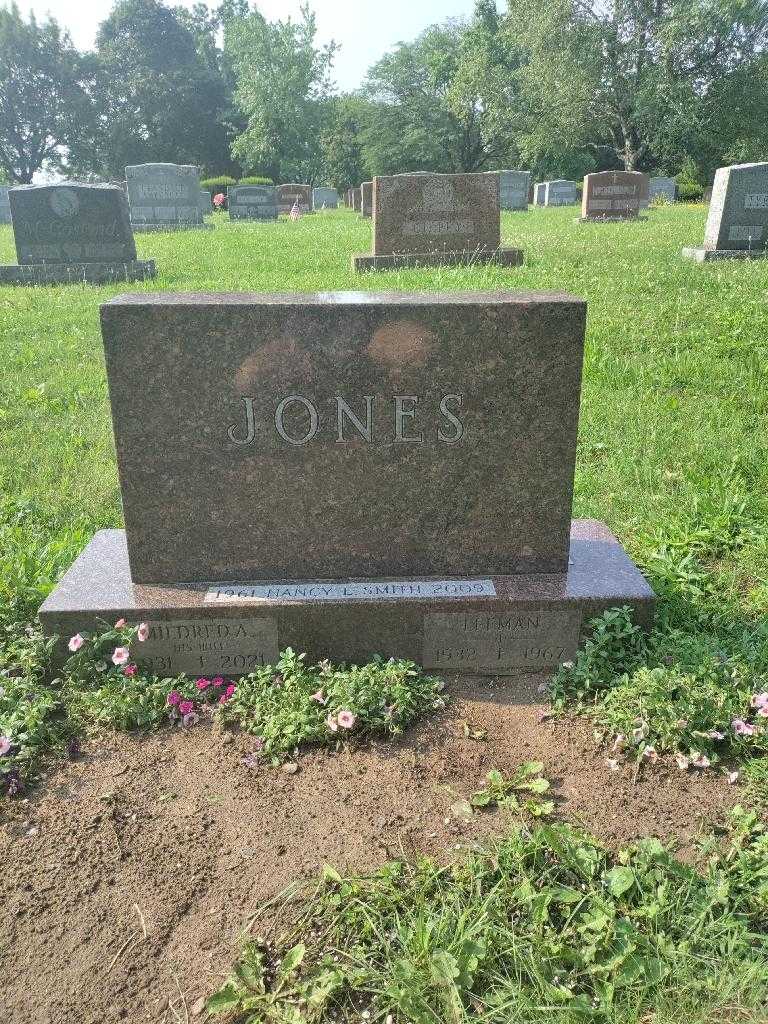 Leeman Jones's grave. Photo 1