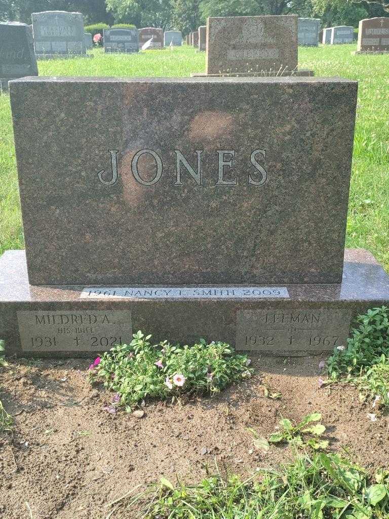 Leeman Jones's grave. Photo 2