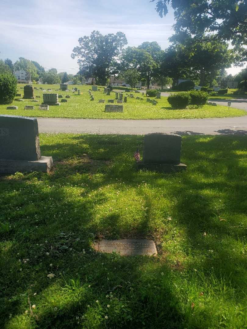 Bradford H. Vineall's grave. Photo 1