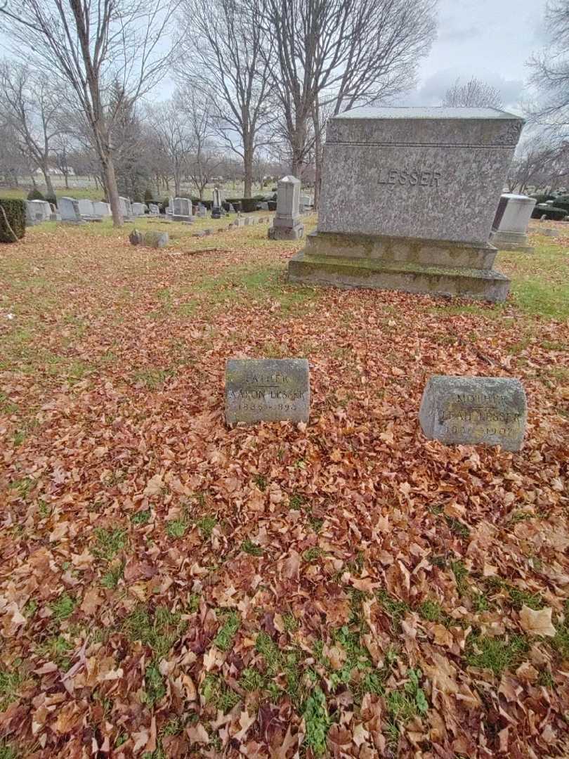 Aaron Lesser's grave. Photo 1