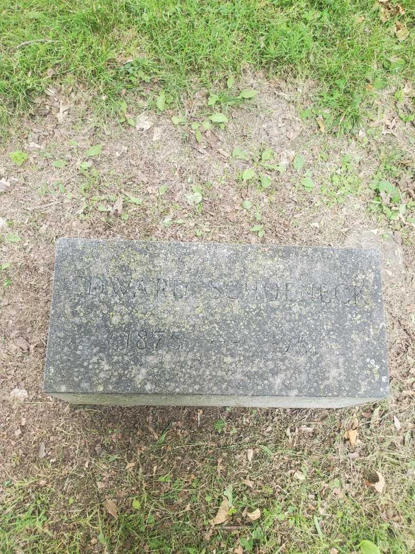 Edward Schoeneck's grave. Photo 3
