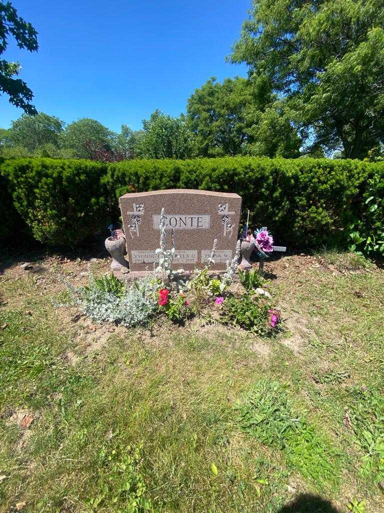 Angela D. Conte's grave. Photo 1