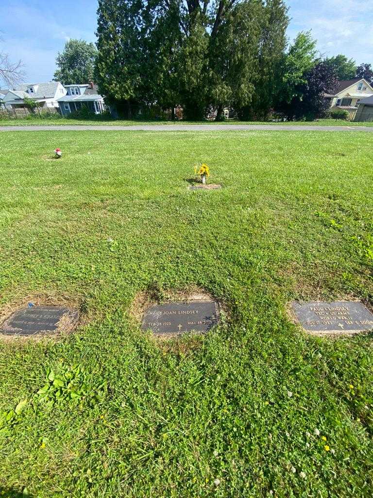 Joan Lindsey's grave. Photo 1