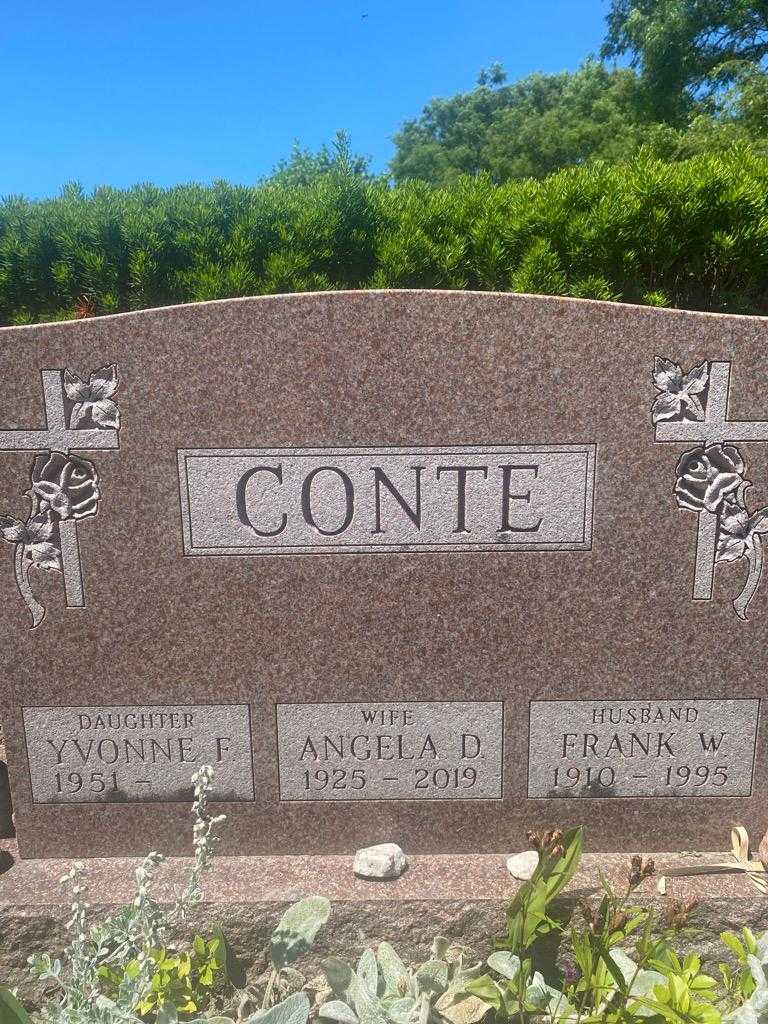 Angela D. Conte's grave. Photo 2