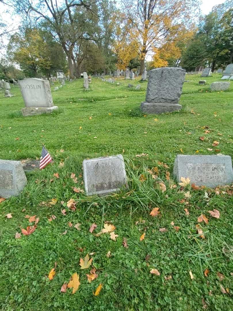 Maude M. Fix's grave. Photo 1