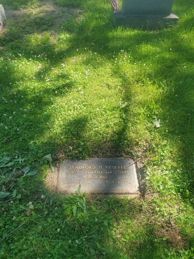 Bradford H. Vineall's grave. Photo 2