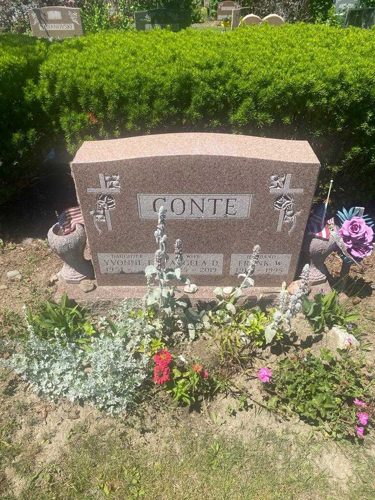 Angela D. Conte's grave. Photo 3