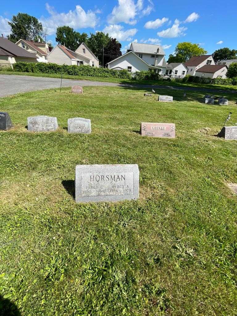 Percy G. Horsman's grave. Photo 1