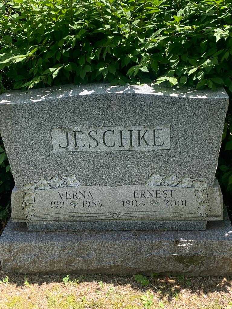Verna Jeschke's grave. Photo 3