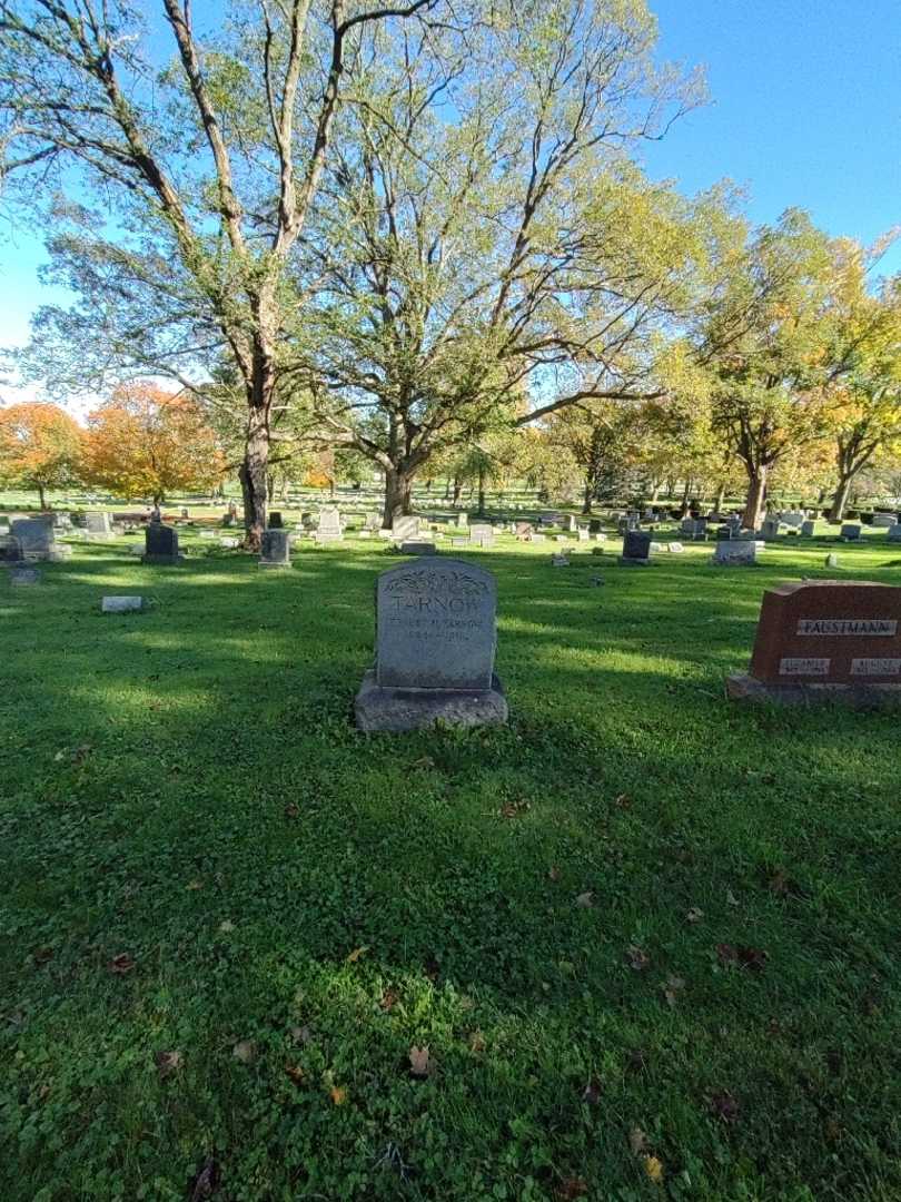 Ernest H. Tarnow's grave. Photo 1