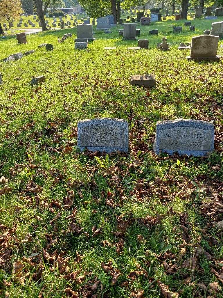 Leland W. Schopfer's grave. Photo 1