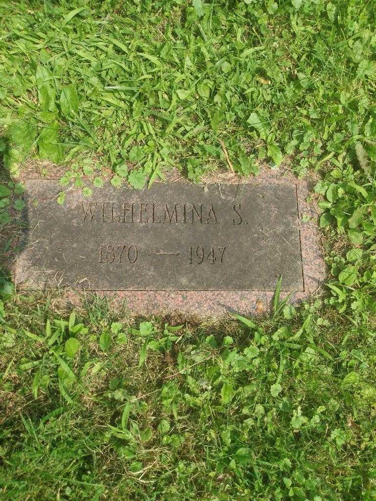 Wilhelmina S. Naumann's grave. Photo 2