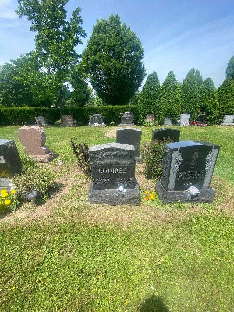 Dean M. Squires Senior's grave. Photo 1