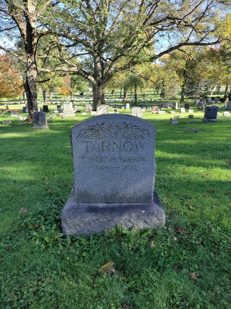 Ernest H. Tarnow's grave. Photo 2