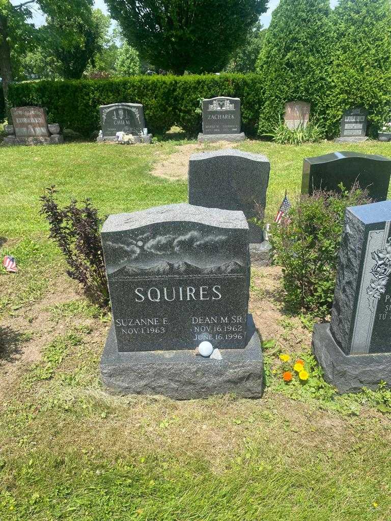 Dean M. Squires Senior's grave. Photo 2