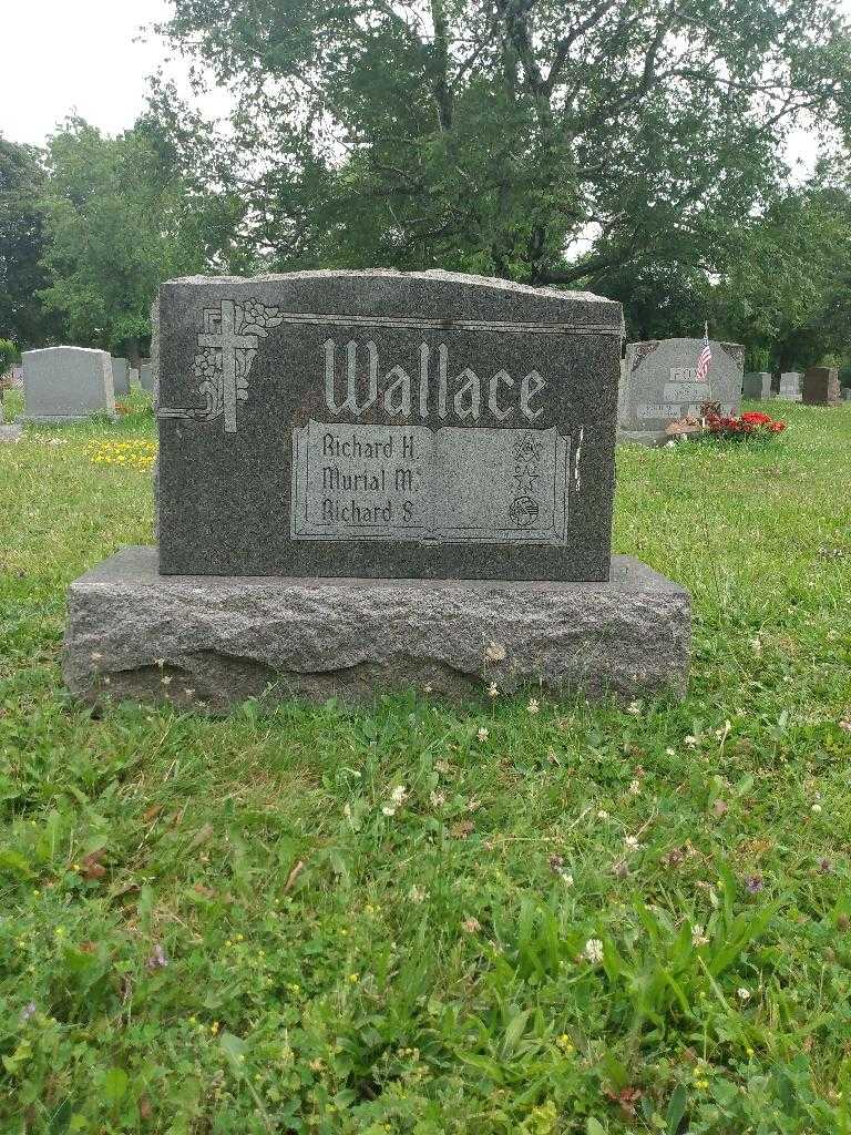 Richard H. Wallace's grave. Photo 1