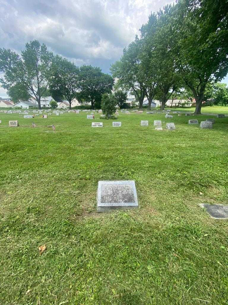 Guy G. Raymond's grave. Photo 1