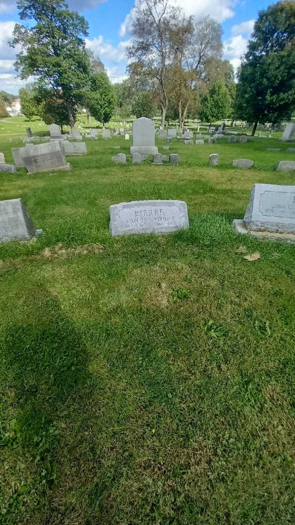 Leon G. Bierre's grave. Photo 1