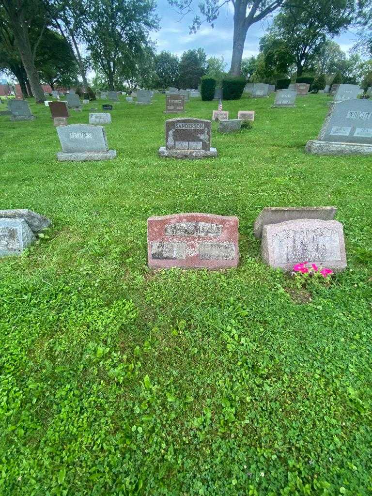 Wanda C. Holmes's grave. Photo 1