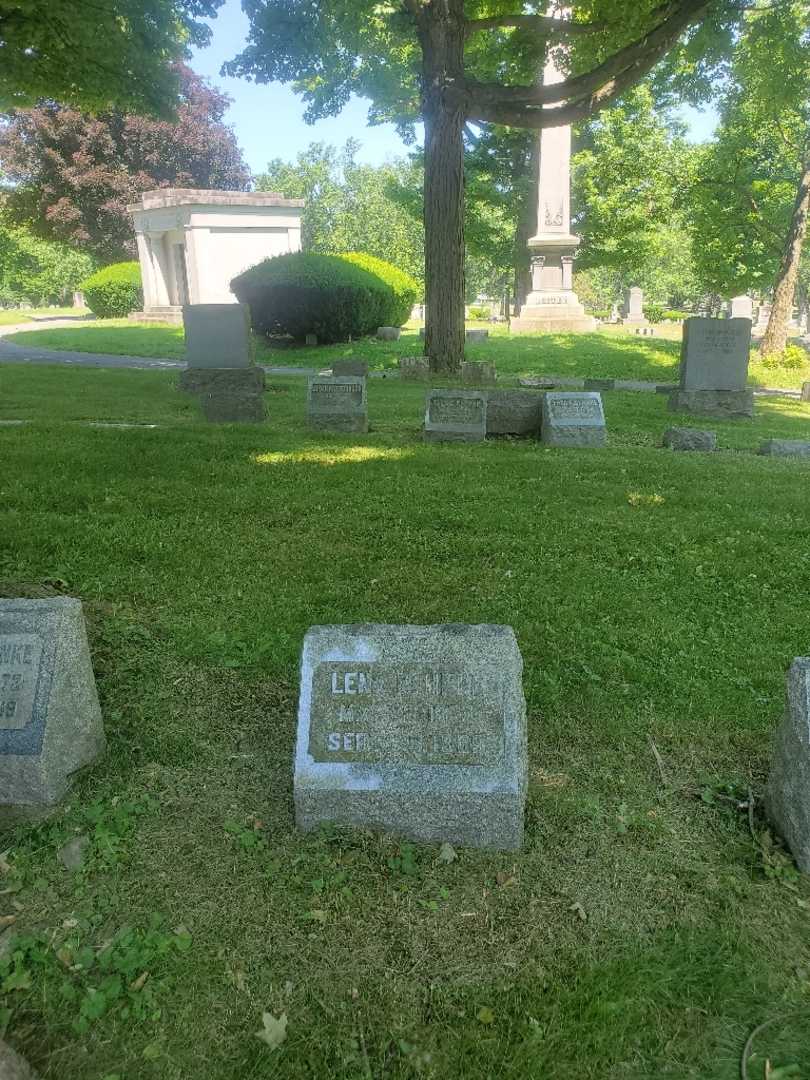 Lena Behnke's grave. Photo 1