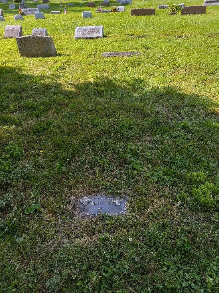Baby Boy Quackenbush's grave. Photo 3
