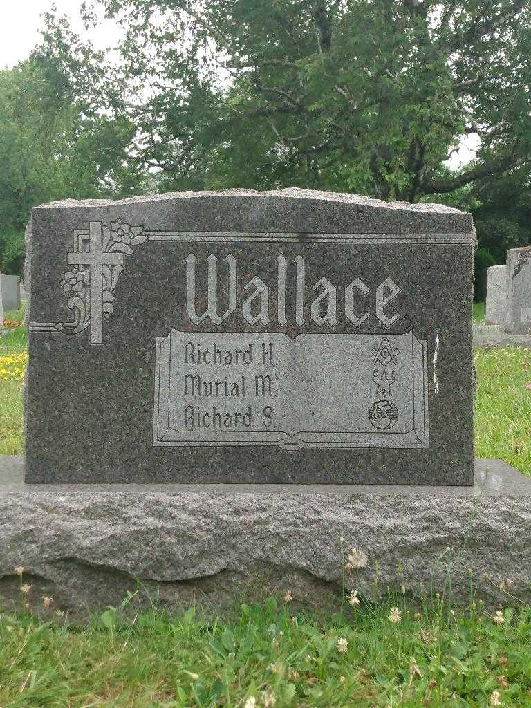 Murial M. Wallace's grave. Photo 3