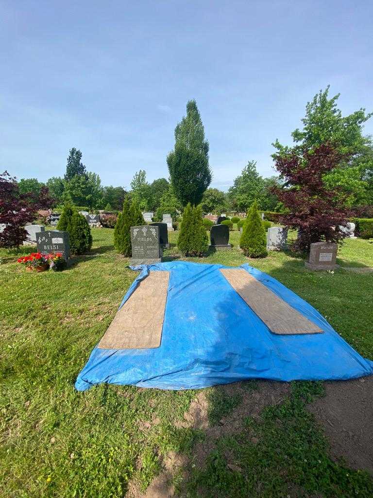 Irene M. Fields Sinclair's grave. Photo 1