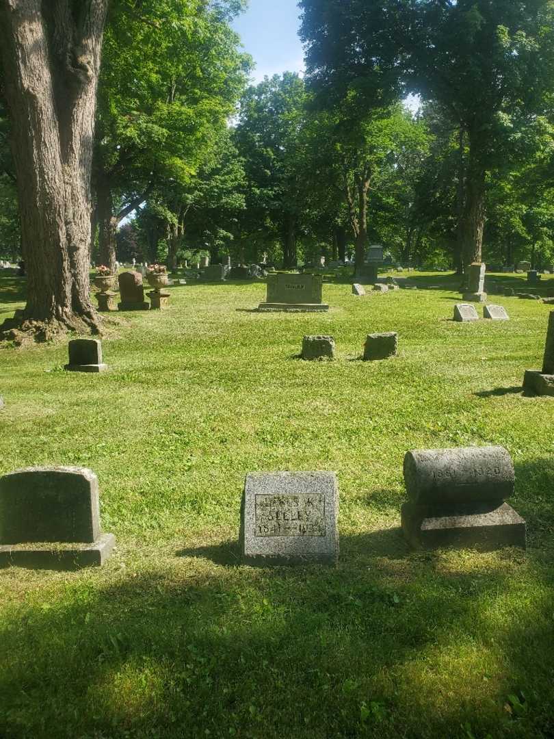 Lewis K. "Louis" Seeley's grave. Photo 1