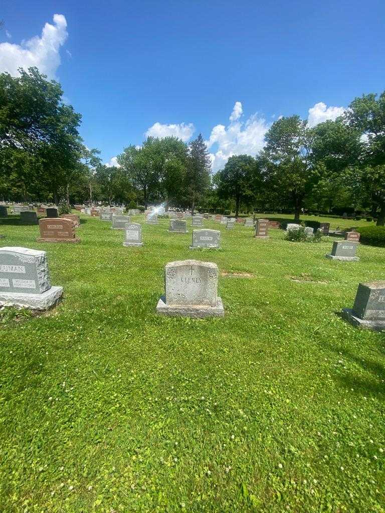 Carl Keenly's grave. Photo 1