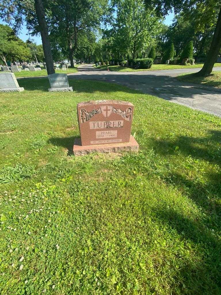 Pearl Tupper's grave. Photo 1