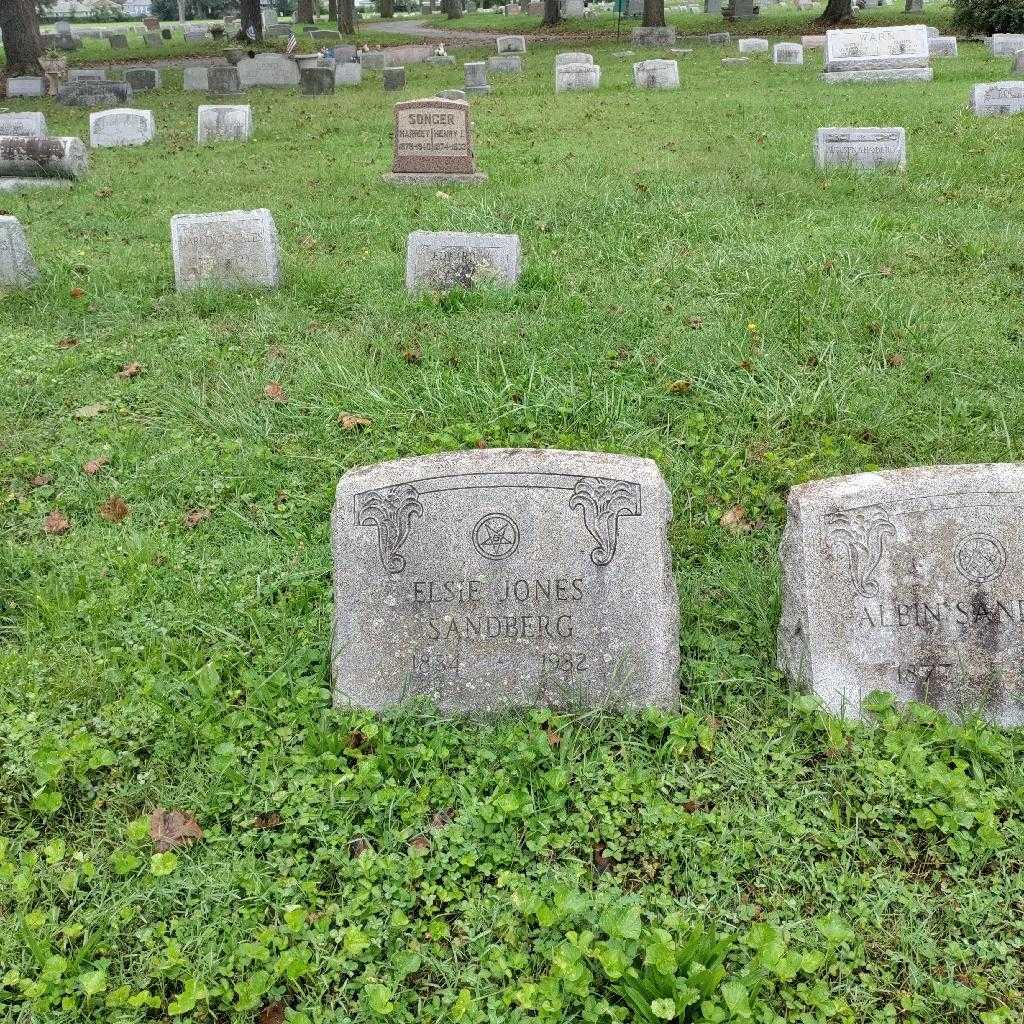 Elsie Jones Sandberg's grave. Photo 1