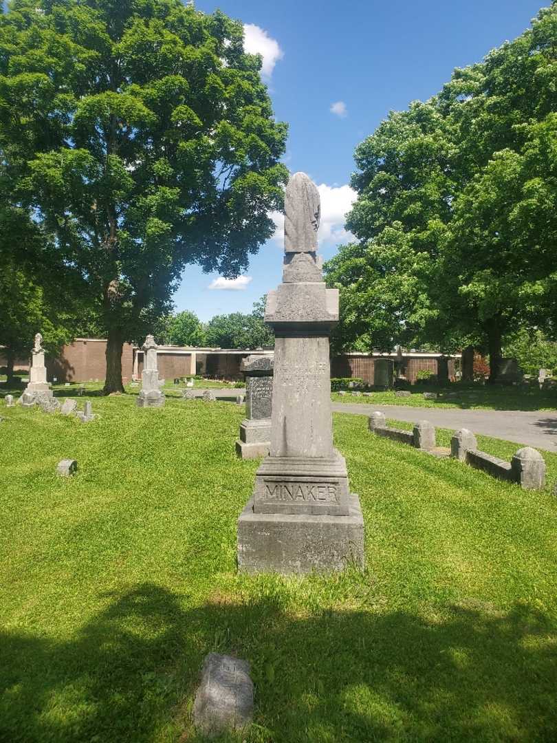 Mary Louise Minaker's grave. Photo 2