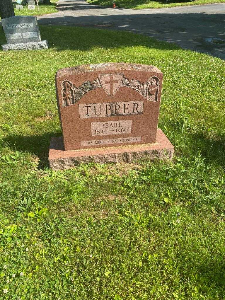 Pearl Tupper's grave. Photo 2