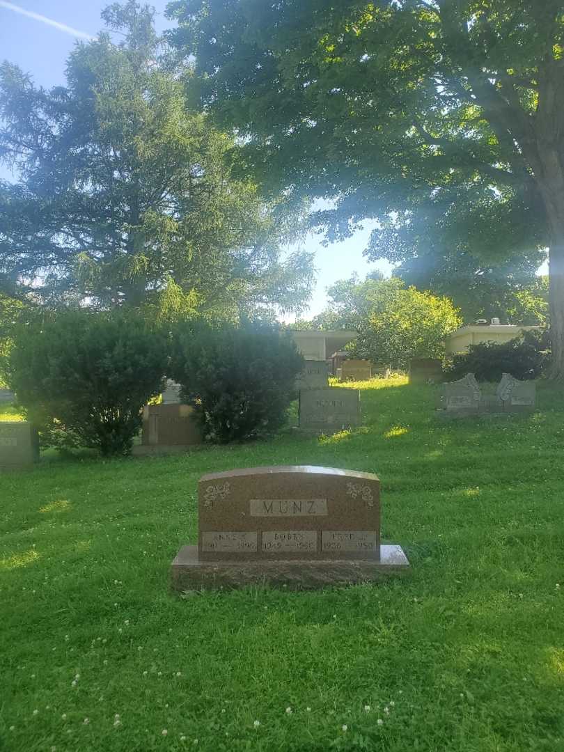 Frederick "Fred" Munz's grave. Photo 1