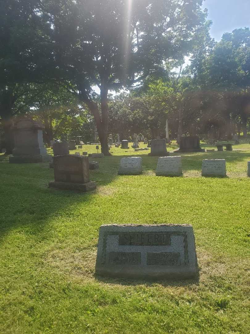 Emma L. Seifert's grave. Photo 1