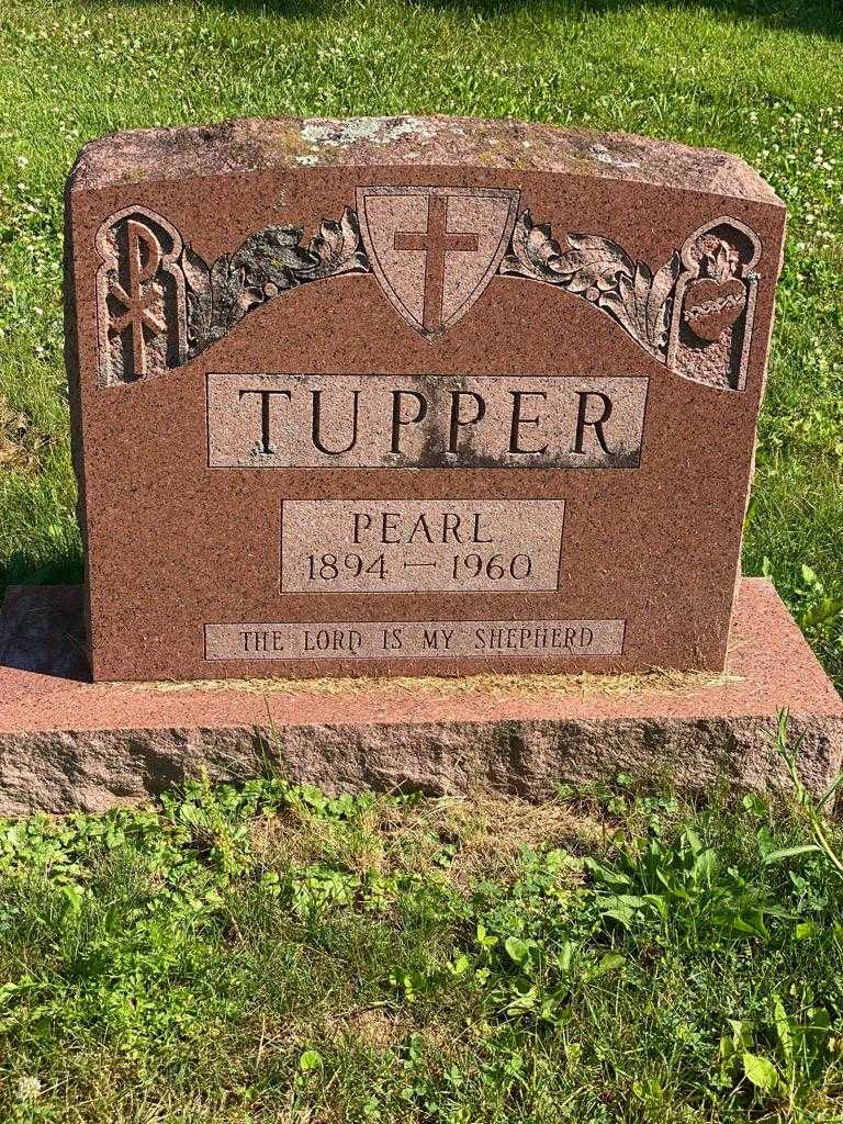 Pearl Tupper's grave. Photo 3