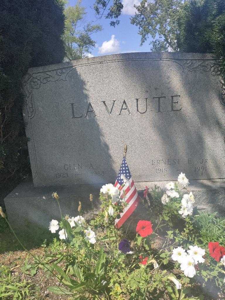 Ernest E. Lavaute Junior's grave. Photo 3