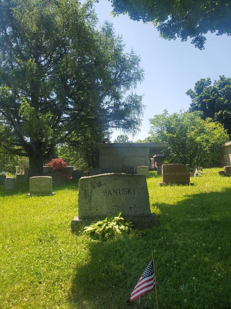 Edith M. Banuski's grave. Photo 1