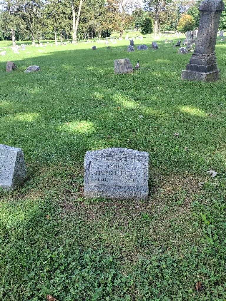 Alfred H. Houde's grave. Photo 2