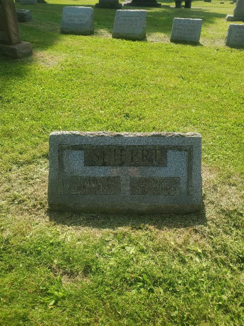 Emma L. Seifert's grave. Photo 2